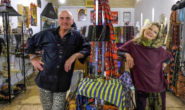 Dai primi orecchini maschili ai piercing: la storia di "Eroi", la bigiotteria alternativa di Bari